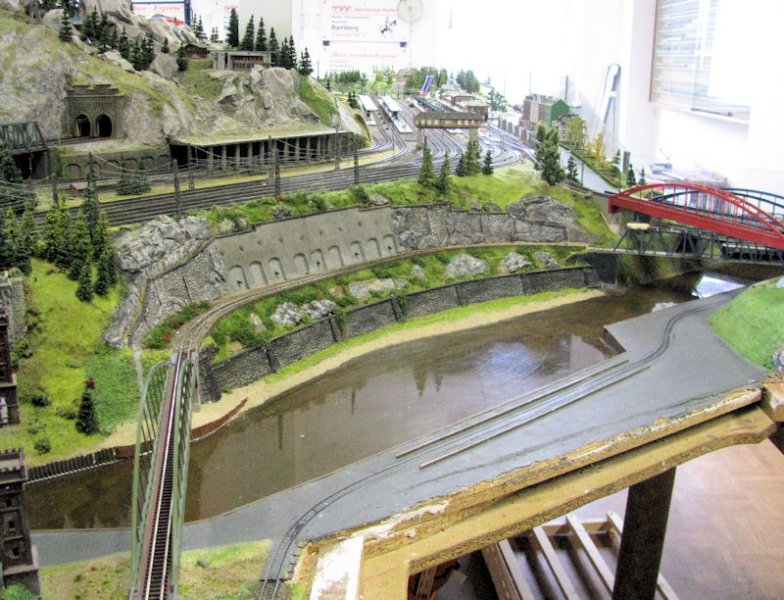 Geländekorrektur am Brückenkopf und erste Begrünung